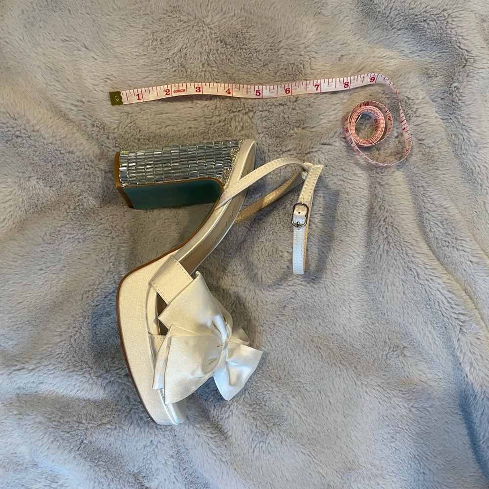 Betsey Johnson “Maddy” in shade ivory 💍💖